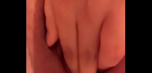  Chilena joven peluda muestra la vagina